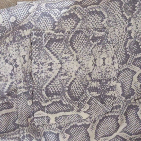 Fresh Prints of Bel-Air shorts animal print Gray - Picture 9 of 10